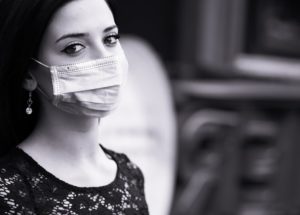 Девушка в медицинской маске